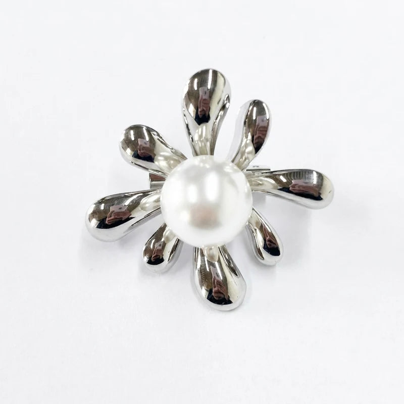 Minimalist Style Stainless Steel Flower Brooches Women's Pearl Brooch Easy Match Party Casual Pin Jewelry Accessories