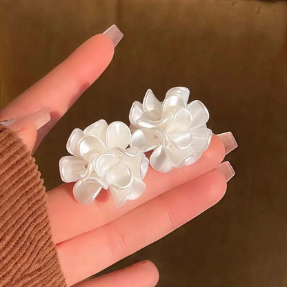 Korean White Acrylic Flower Stud Earrings For Women Girls Sweet Floral Temperament Earrings Wedding Jewelry Gift 2026 New